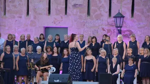 Sweet Charity Choir_24