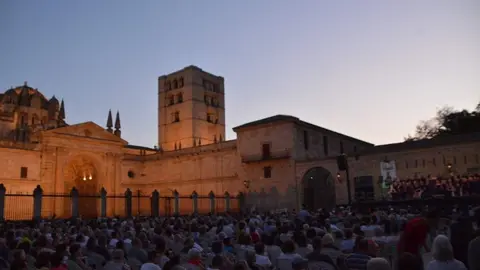 Sweet Charity Choir_27