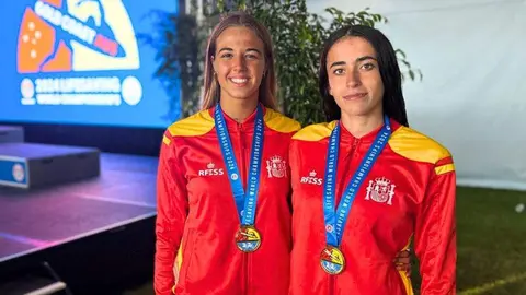 Las socorristas júniors Natalia Cabanillas y Ana Bailón posan después de recibir
el oro en la prueba de rescate con tabla de salvamento./RFESS