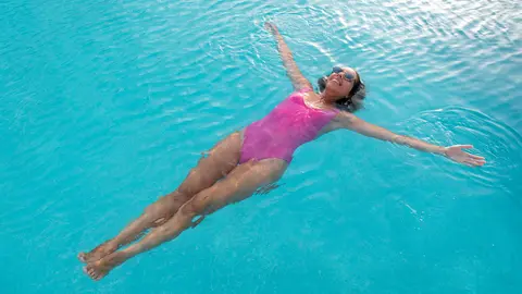 Mujer en piscina Archivo