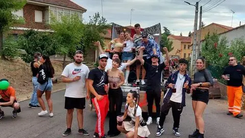 desfile de carrozas y peñas en Santibáñez de Vidriales (1)