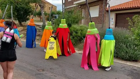 desfile de carrozas y peñas en Santibáñez de Vidriales (3)