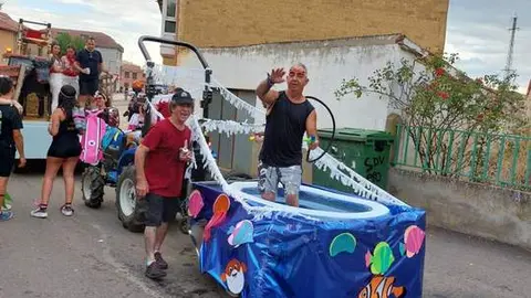 desfile de carrozas y peñas en Santibáñez de Vidriales (5)