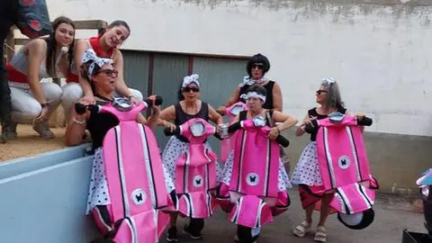 desfile de carrozas y peñas en Santibáñez de Vidriales (7)