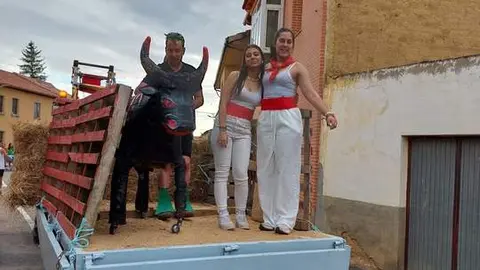 desfile de carrozas y peñas en Santibáñez de Vidriales (8)