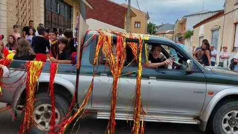 desfile de carrozas y peñas en Santibáñez de Vidriales (10)