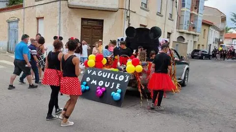 desfile de carrozas y peñas en Santibáñez de Vidriales (11)