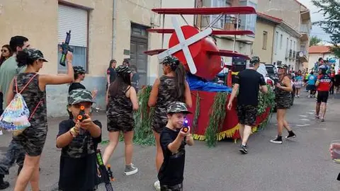 desfile de carrozas y peñas en Santibáñez de Vidriales (12)