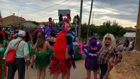 desfile de carrozas y peñas en Santibáñez de Vidriales (17)