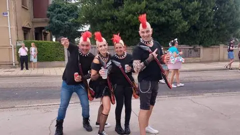 desfile de carrozas y peñas en Santibáñez de Vidriales (18)