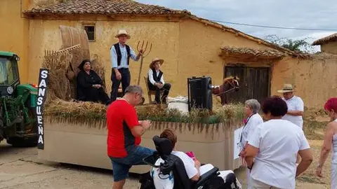desfile de carrozas y peñas en Santibáñez de Vidriales (19)