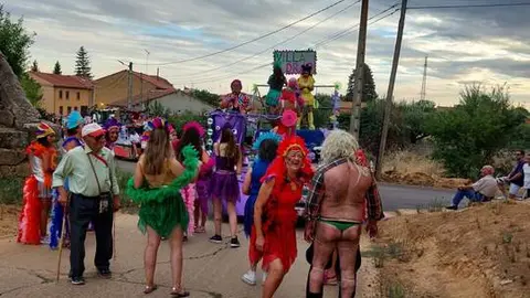 desfile de carrozas y peñas en Santibáñez de Vidriales (21)