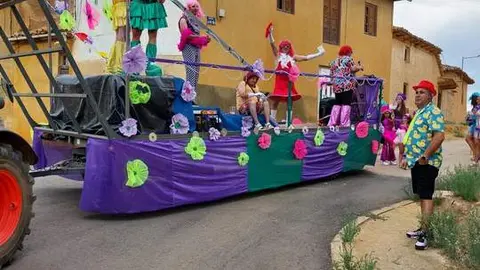 desfile de carrozas y peñas en Santibáñez de Vidriales (22)
