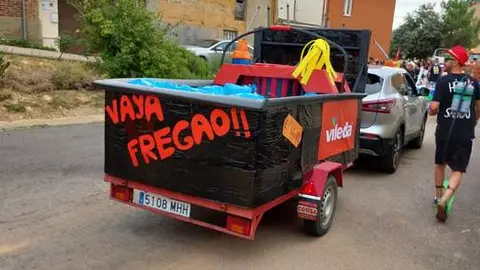 desfile de carrozas y peñas en Santibáñez de Vidriales (24)