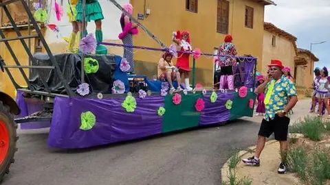 desfile de carrozas y peñas en Santibáñez de Vidriales (25)