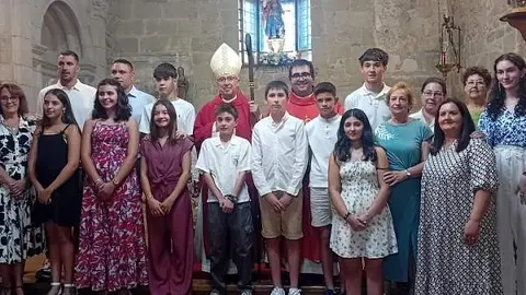 El obispo, Fernando Valera, confirma a siete jóvenes en Villar de Buey