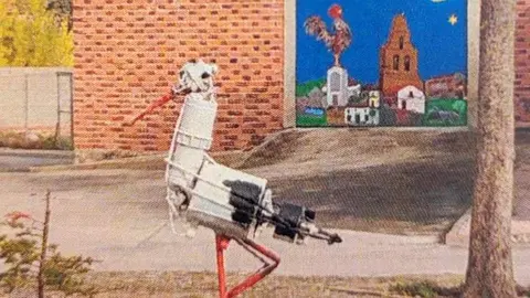 Escultura de una cigüeña robada en Vega de Santa María