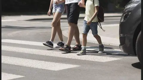 Niño cruzando Archivo