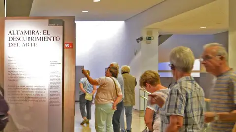 Visitantes en una sala del Museo Nacional y Centro de Investigación de Altamira (Santillana del Mar, Cantabria)