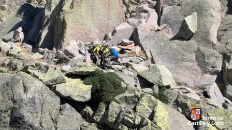 El Grupo de Rescate de Castilla y León auxilia a un escalador herido en la Sierra de Gredos