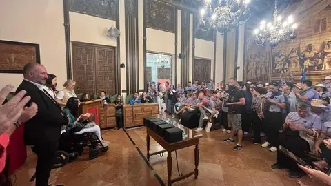 El Ayuntamiento recibe a los grupos que participan en el Festival Internacional de Folclore