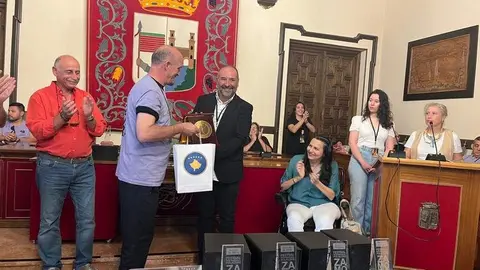 El Ayuntamiento recibe a los grupos que participan en el Festival Internacional de Folclore