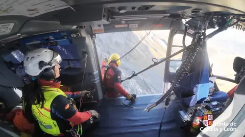 El Grupo de Rescate de la Junta de Castilla y León evacúa a un montañero herido en Peña Ubiña