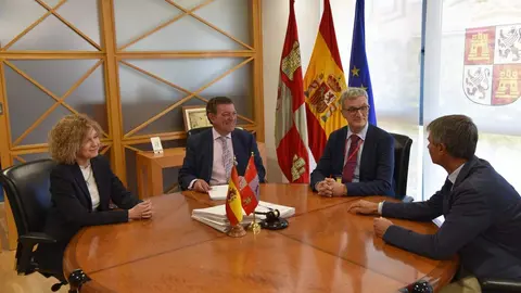 reunión entre La Junta y la Autoridad Independiente