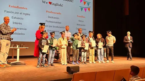 diplomas a alumnos del Consorcio Centro de Idiomas