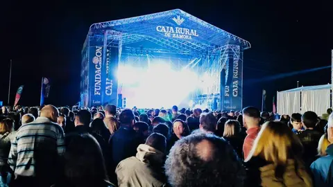 Juego de luces y humo en IFEZA