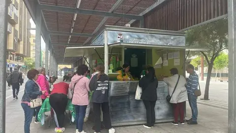 gente inscribiendose a la carrera contra el cáncer de Zamora _2