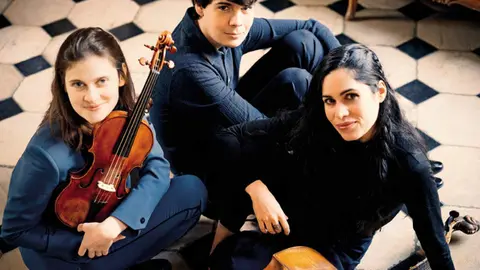 Sophie de Bardonnèche junto a Justin Taylor y Lucile Boulanger