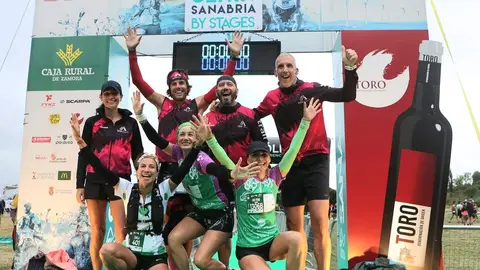 corredores en el arco de meta