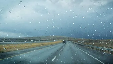Fotografía de archivo de conducción en un día de lluvia