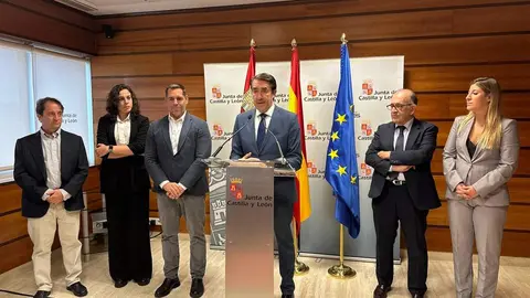 La junta y repsol firmando un acuerdo