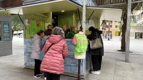 personas inscribiendose en la carrera contra el cáncer de Zamora