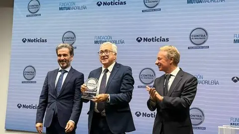 Puebla de Sanabria recibe el premio Contra el Maltrato Tolerancia Cero