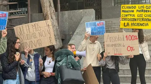 Estudiantes manifestandose EBAU_2