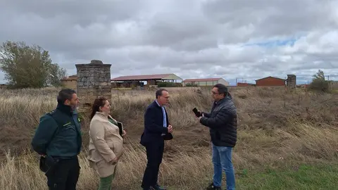 El subdelegado visita los efectos de las lluvias caídas en la localidad de Villafáfila