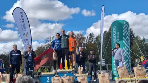 Jorge Alonso 1º 5km de la carrera de 10km caja viva en Burgos