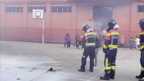 los alumnos de Camarzana de Tera se convierten en bomberos por un día  (2)