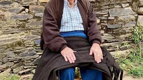 Basilio Fernández posa con la última Capa que confeccionó