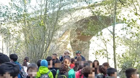 alumnos y profesores del Colegio Milagrosa de Zamora se sumergió en la naturaleza durante una visita a la Ruta Ribera Santibañesa (4)