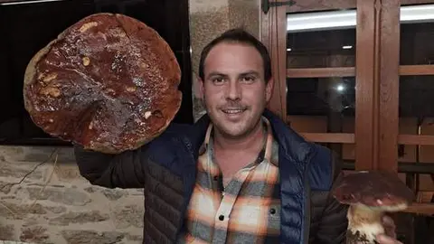 Carlos Javier Astarriaga Iribas con el Boletus de casi 4 kilos