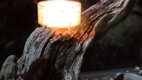 colocación de velas en Los Santos para homenajear a los difuntos sanabria