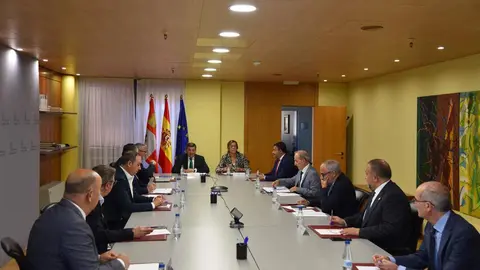 Reunión con las diputaciones y el Consejo Comarcal del Bierzo