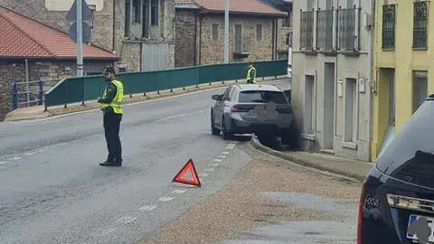 salida de un turismo en Mombuey