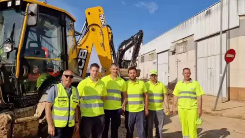 equipo de bomberos del Consorcio Provincial de Prevención y Extinción de Incendios, Salvamentos y Protección Civil de la Diputación de Zamora, junto con los trabajadores del Parque de Maquinaria