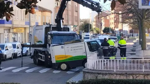 Una barredora municipal colisiona con la acera en El Ferial. Imagen Interbenavente