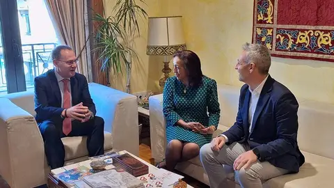 Ángel Blanco con Ángeles Medina y  Carlos Rodríguez